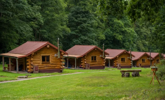 Cabañas de madera para Airbnb: 3 ventajas del pino tratado